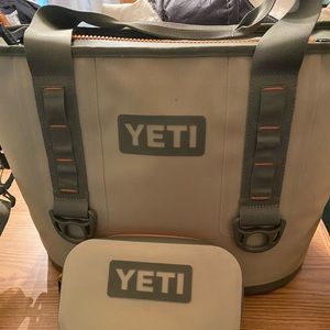 Yeti Hopper 20 with waterproof pouch - like new